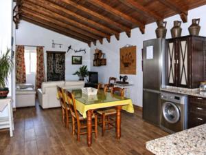 cocina y comedor con mesa y sillas en Casa para Familias con piscina y Barbacoa, en Conil de la Frontera