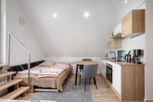ギュンツブルクにあるFerienwohnung Erhardtの小さなキッチン(ベッド1台、テーブル付)