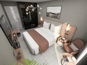 1 dormitorio con 1 cama grande y 1 silla en DAYS INN BY WYNDHAM ALANYA, en Alanya