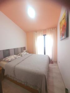 Un dormitorio con una cama grande y una ventana en AP Silvija, en Zadar