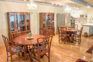 cocina y comedor con 2 mesas y sillas en Atelier Condo 1107, en Sun Valley