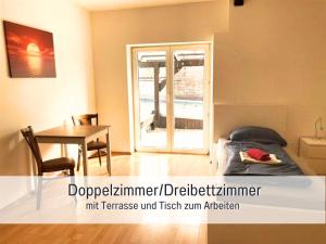 1 dormitorio con cama, mesa y ventana en Stilvolles Haus in Nauen H4, en Nauen