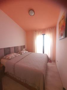 1 dormitorio con cama y ventana en AP Silvija, en Zadar
