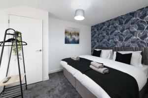 Tempat tidur dalam kamar di Modern House near Washeries Park