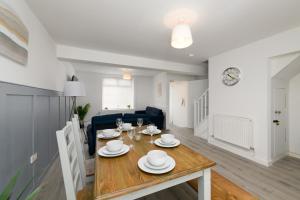 comedor y sala de estar con mesa de madera en Modern House near Washeries Park, en Nant-y-moel 14 fotos más