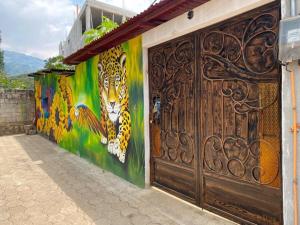 ein Wandbild eines Leoparden in der Unterkunft “Posada Vicentas” compartir con una familia Tz’utujil in San Juan La Laguna