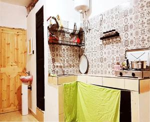 uma cozinha com um lavatório e uma bancada em A room in a shared house for surfers2 em Safi