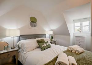 ein Schlafzimmer mit einem weißen Bett und Handtüchern darauf in der Unterkunft The Old Dairy - Mundesley in Mundesley
