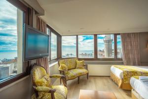 伊斯坦堡的住宿－塔什乾一室公寓套房酒店，一间酒店客房,配有一张床和一台电视