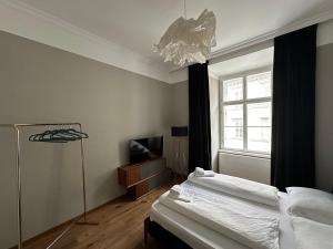 sypialnia z 2 łóżkami i oknem w obiekcie Kaiserin Sissi - City Apartment Downtown Vienna w Wiedniu