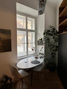 a dining room with a white table and a window at Kaiserin Sissi - City Apartment Downtown Vienna in Vienna