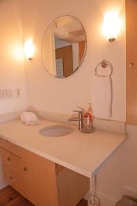 een badkamer met een wastafel en een spiegel bij Meadowbrook Condos in Ketchum