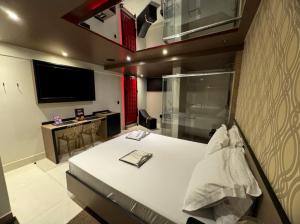 um quarto com uma cama e uma televisão em Prestige Motel 1 em São Paulo