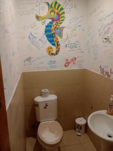 La salle de bains est pourvue d'un cheval de mer peint sur le mur. dans l'établissement Taca Tucan, à Cruce del Farallón