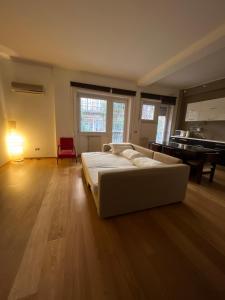 - une grande chambre avec un grand lit et un bureau dans l'établissement Appio 155 Apartment, à Rome