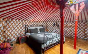 a bedroom of a yurt with a bed in it at Valle de Oro in Villanueva de Algaidas