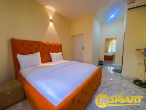 Postel nebo postele na pokoji v ubytování IMSMART Luxury Homes