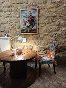 une table et une chaise dans une pièce avec un tableau dans l'établissement Del Centro, à Enna