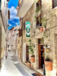 un vicolo con un edificio con un cartello sopra di Hotel S. Ercolano a Perugia