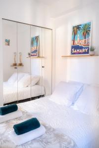 een slaapkamer met 2 bedden en handdoeken bij Escapade à Sanary au Cœur du Village in Sanary-sur-Mer