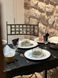 een tafel met twee borden eten erop bij Chambres d'hôtes Ancien Presbytère de Saint-Mayme in Onet le Château
