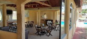 due immagini di una sala da pranzo con tavoli e sedie di Hotel e Pousada Marajó a Salvaterra