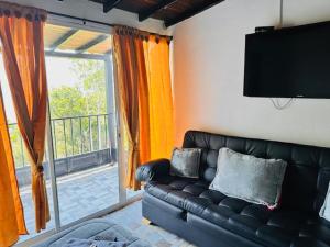 Casa Hotel Camino Real的电视和/或娱乐中心