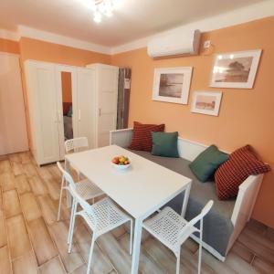 sala de estar con mesa y sofá en Bonrila Sun Apartman en Zamárdi