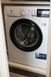uma máquina de lavar roupa está sentada numa prateleira em 2HomeRent Apartamenty Urocza 10 em Bydgoszcz