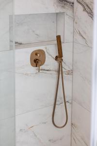 um chuveiro na casa de banho com mármore branco em 2HomeRent Apartamenty Urocza 10 em Bydgoszcz