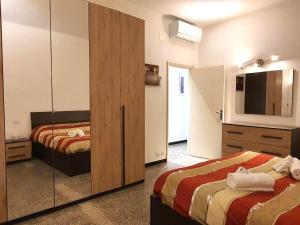 Una habitación de hotel con dos camas y un televisor. en Cairoli Home, en Rapallo