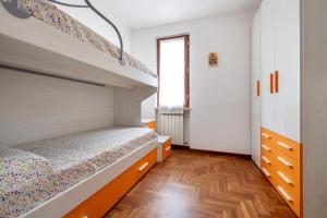 um pequeno quarto com um beliche e uma janela em Villetta Oleandri em Soiano del Lago
