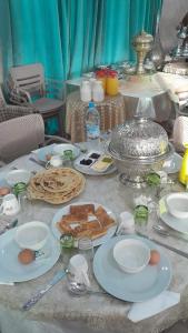 艾兹鲁Hotel Opéra Azrou的桌子上摆满了食物