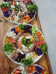 艾兹鲁Hotel Opéra Azrou的木桌上一组食物