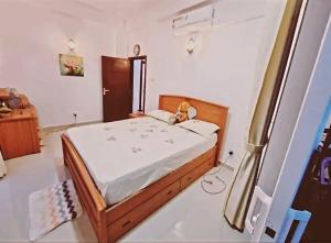 ein Schlafzimmer mit einem Bett mit einem Teddybär drauf in der Unterkunft Pristine residence in Dehiwala