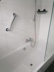 WardenburgHaus Alma 1的玻璃门淋浴和淋浴头