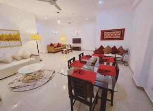 ein Wohnzimmer mit einem Tisch, Stühlen und einem Sofa in der Unterkunft Pristine residence in Dehiwala