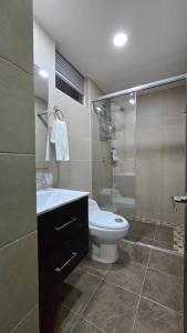 een badkamer met een toilet, een wastafel en een douche bij Exclusivo penthose in Ibagué