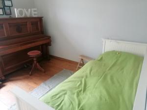 um quarto com uma cama e um piano em Haus Alma 1 em Wardenburg
