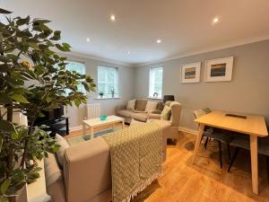 - un salon avec un canapé et une table dans l'établissement Contractors welcome GF flat sleeps 4 with parking by Eagle Owl Property, à Crawley