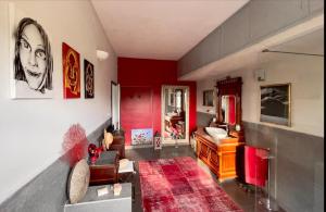 GualdoにあるA Casa di Maicaの赤い壁のリビングルーム(ソファ付)