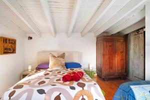 Un dormitorio con una cama con rosas rojas. en House of silence en Badalucco