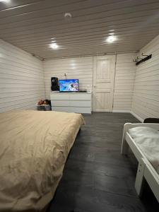 a bedroom with a bed and a tv in it at Kuru puhkemaja in Kuru