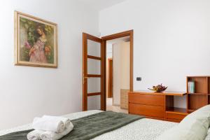 ein Schlafzimmer mit einem Bett und einem Wandgemälde in der Unterkunft Spacious Exclusive Apartment in Pioltello