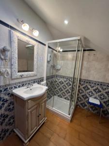 Koupelna v ubytování Hotel Camangu + 64 fotografií