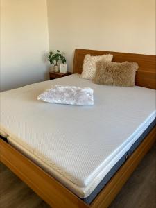 Un pat sau paturi într-o cameră la Poppel alle 2 b Hirtshals