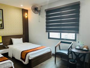 河內的住宿－My House Hotel Hanoi，卧室配有床、椅子和窗户。