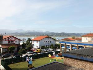 vistas a una ciudad con edificios y un parque infantil en Precioso apartamento en Santoña, en Santoña