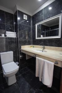 クシャダスにあるSCALA NUOVA BEACH HOTELのバスルーム(トイレ、洗面台、バスタブ付)