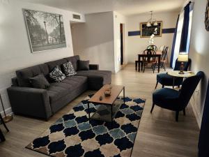 Χώρος καθιστικού στο Beautiful 2-Bedroom Condo Near Universal and other Orlando Attractions, King Bed & Wi-Fi